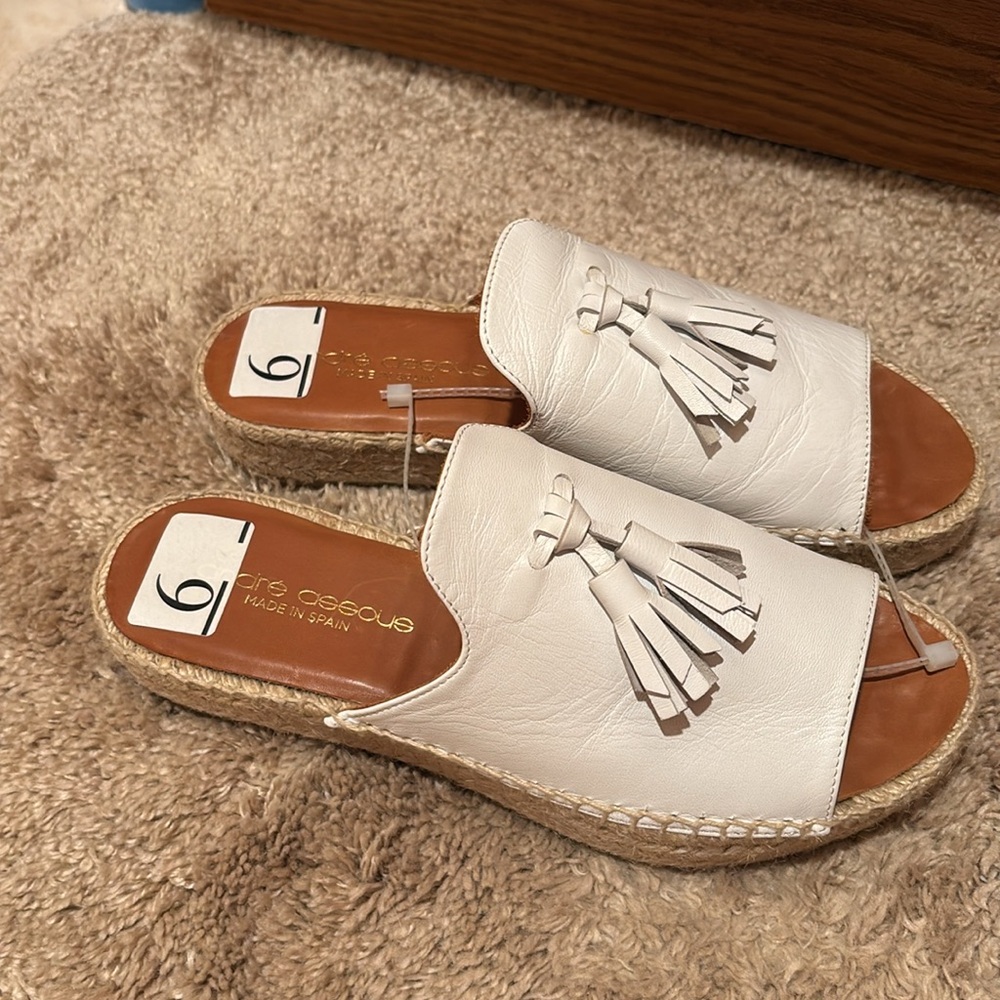 NWT ANDRE ASSOUS White Tassel Slip-On Women's Shoes 6 sandals slides